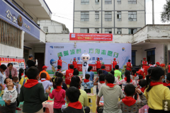 南网贵州六盘水水城供电局联合爱心公益协会为贫困儿童过“六•一”