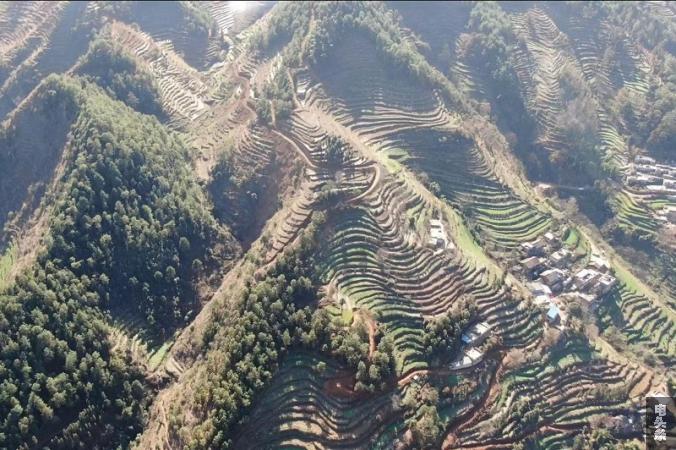 碗厂村的土地，大多位于悬崖绝壁上