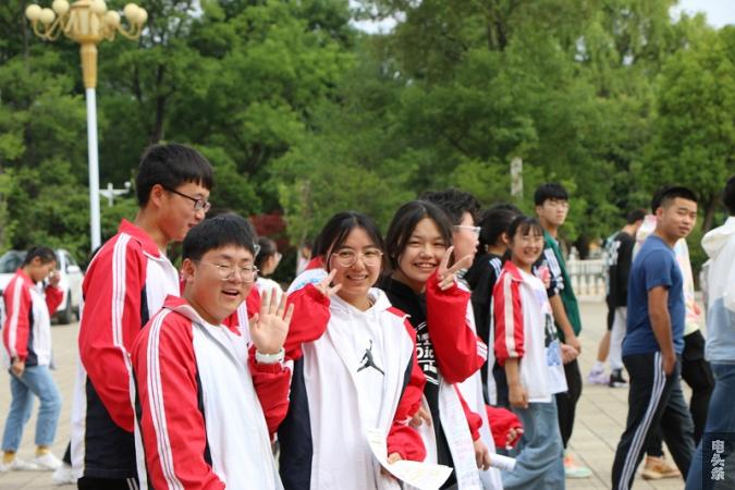 考生们热情地与工作人员互动