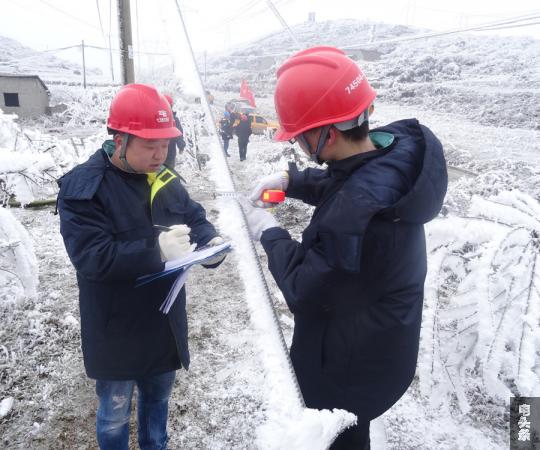 4-第一时间福泉供电局工作人员在开展现场观冰测量为正常供电做决策准备_副本