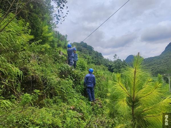 汛期线路巡视（林成帮 摄）