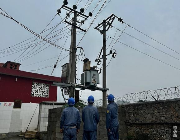 认真检查专用配电变压器运行状况（田永全 摄）