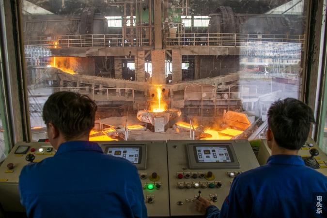 2022年1月19日，在广西梧州市金升铜业股份有限公司冶炼车间，工人们正在浇包放铜液。(何华文 ）