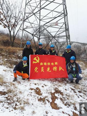2月3日，带电作业中心党员先锋队在抗冰保电一线。（王国先  摄）_副本