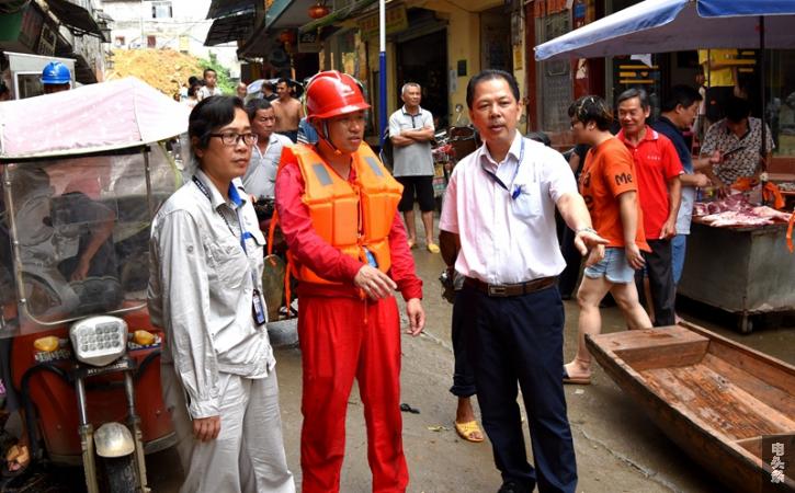 苍梧县公司领导深入灾区指导抢修复电工作