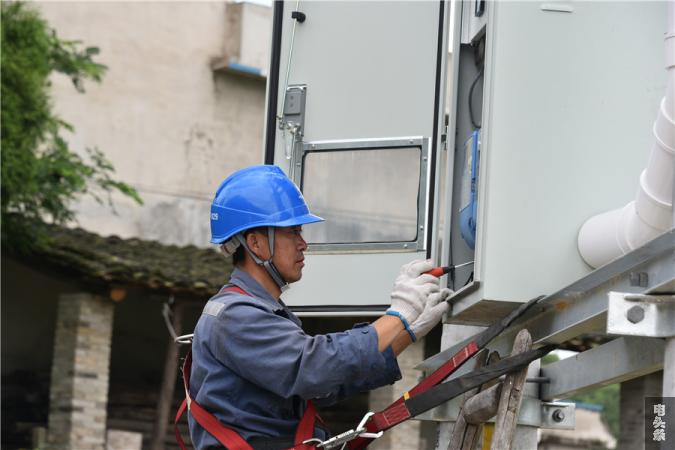 南方电网贵州都匀供电局为脱贫攻坚注入不竭电力