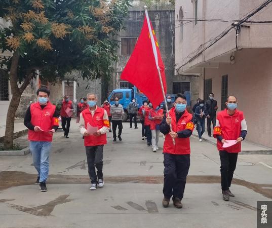 2月2日，广东电网阳江供电局驻对岸村第一书记蔡华营等在村中开展疫情防控宣传。(王艳萍  摄影)