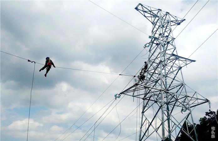 红河县供电局在组织抢修复电。（李梅摄）