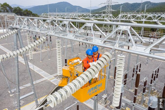 11、2021年12月22日，在广西梧州市苍梧县220千伏奇容变电站内，工作人员正在进行投运送电前的擦洗、检查工作。（何华文）