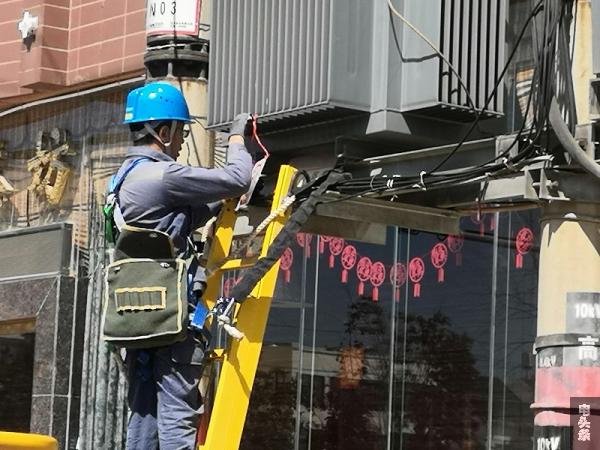 抢修人员悬挂安全警示牌