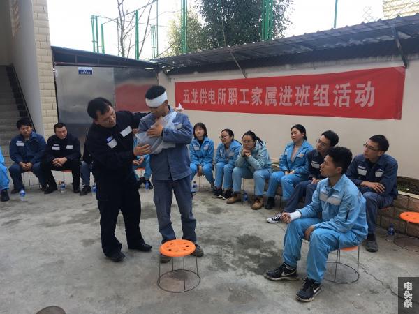 殷红庆在安全文化进班组活动中做示范