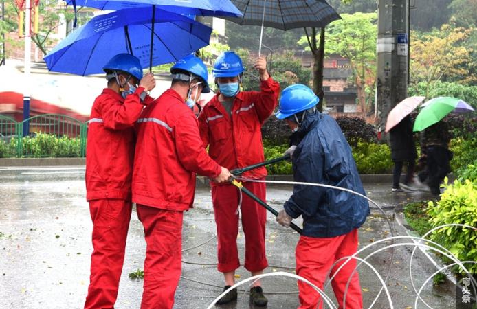 南方电网广西苍梧县公司电力工人冒雨抢修线路获群众点赞