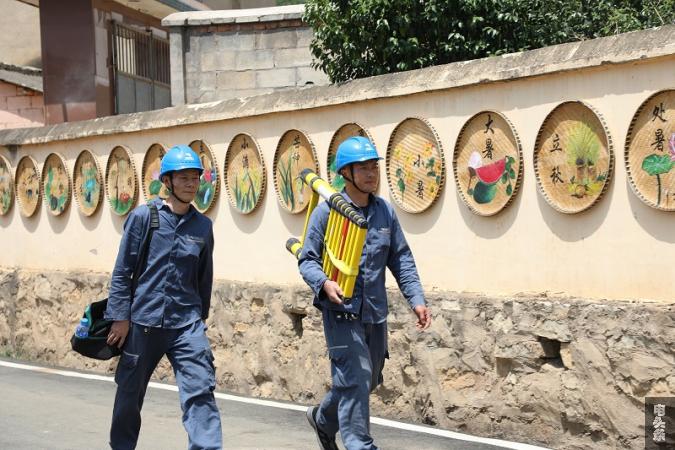 曲靖麒麟供电局工作人员来到升官屯村，为用户排查安全用电隐患。肖本华摄